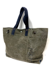 Carry-All Tote Bag / 24 3 14 1 /