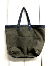 Carry-All Tote Bag / 24 3 14 2 /